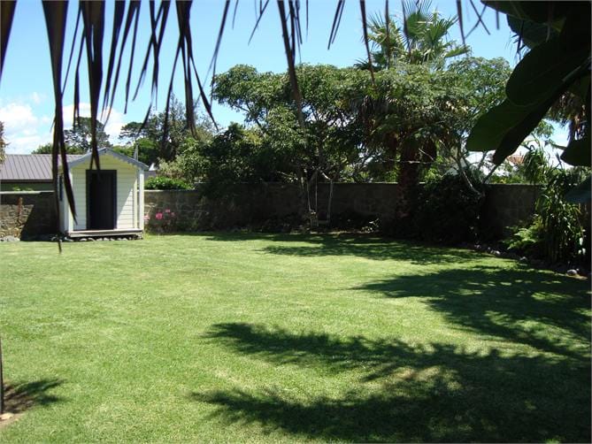 Sunny & Spacious 6-Bedroom Home Overlooking Orewa Estuary