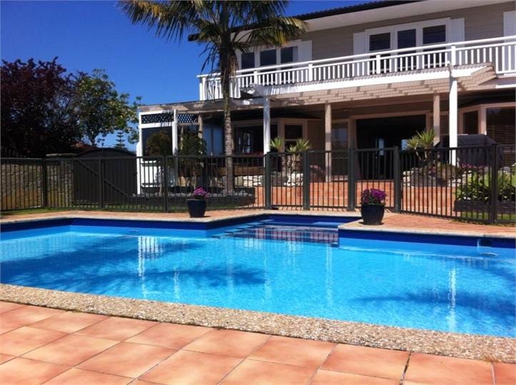 Sunny & Spacious 6-Bedroom Home Overlooking Orewa Estuary
