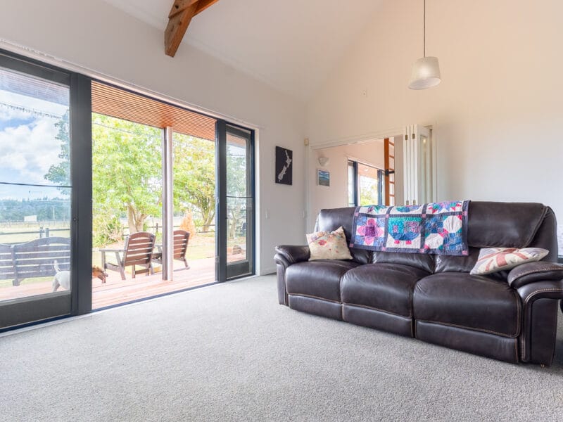 A Tranquil Escape in Te Horo with Hot Tub and breakfast