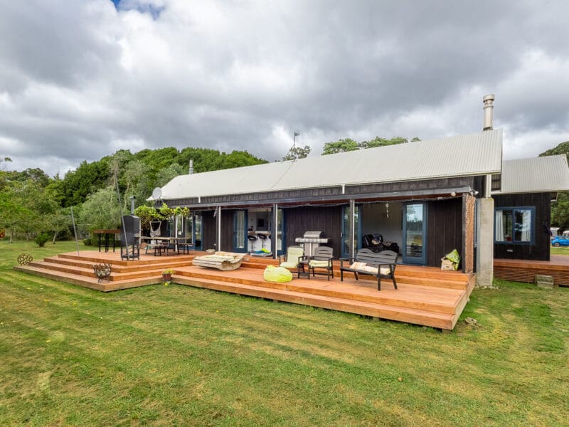 A Tranquil Escape in Te Horo with Hot Tub and breakfast