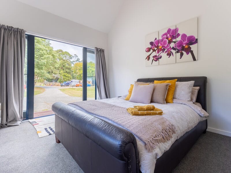 A Tranquil Escape in Te Horo with Hot Tub and breakfast