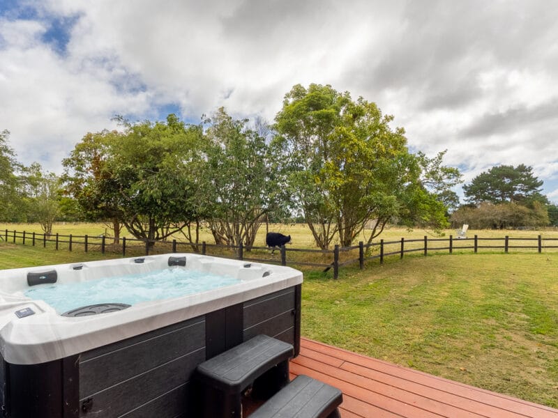 A Tranquil Escape in Te Horo with Hot Tub and breakfast