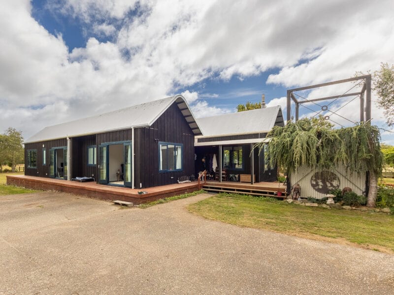 A Tranquil Escape in Te Horo with Hot Tub and breakfast