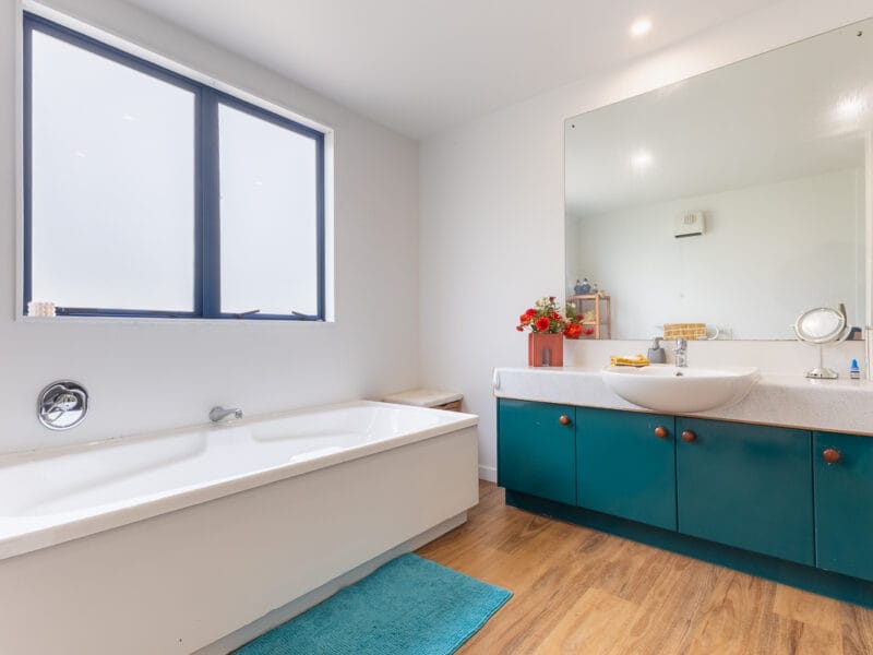 A Tranquil Escape in Te Horo with Hot Tub and breakfast