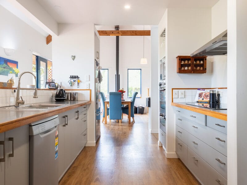 A Tranquil Escape in Te Horo with Hot Tub and breakfast