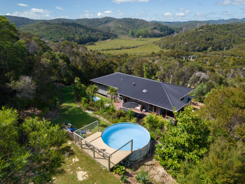 Sunny Paihia Retreat with BBQ, Spa and Pool