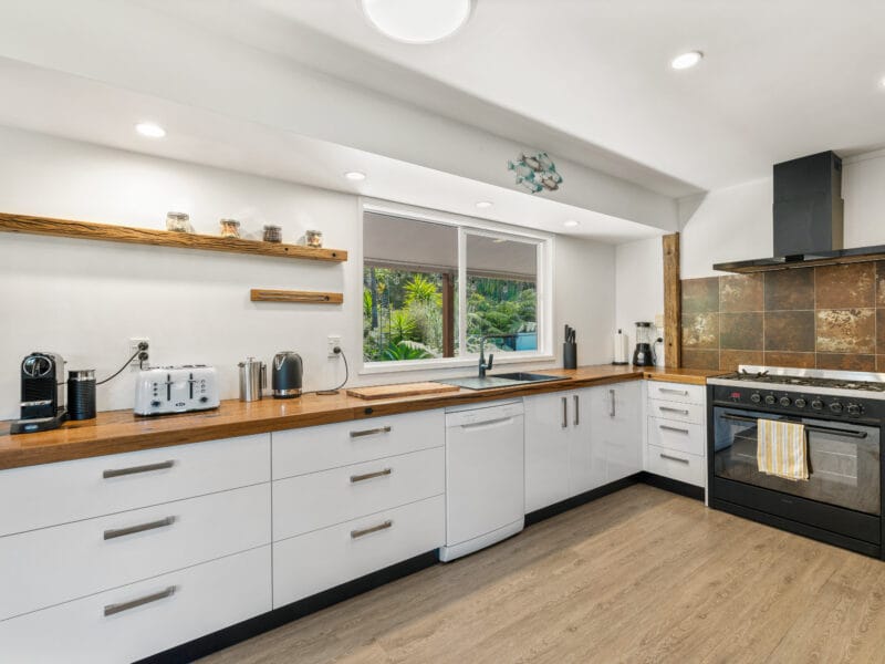 Sunny Paihia Retreat with BBQ, Spa and Pool