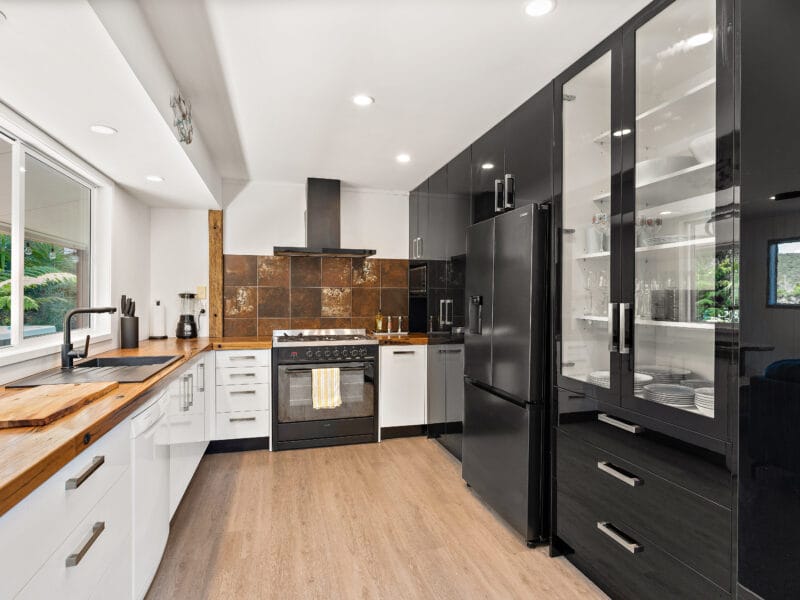 Sunny Paihia Retreat with BBQ, Spa and Pool