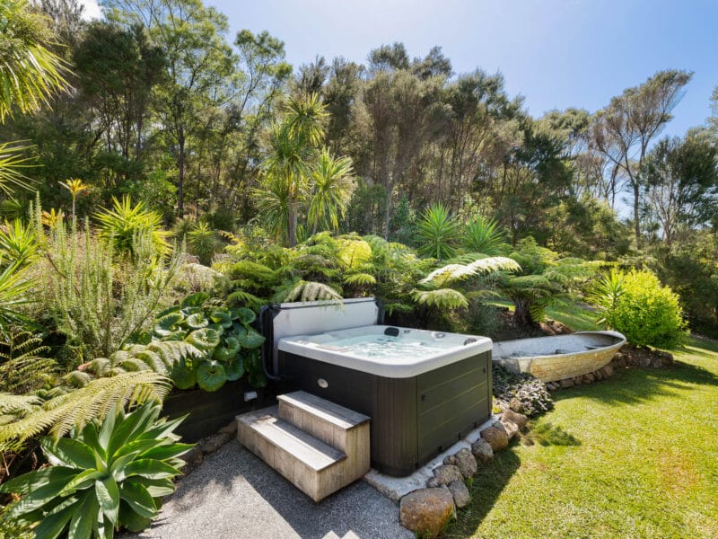 Sunny Paihia Retreat with BBQ, Spa and Pool