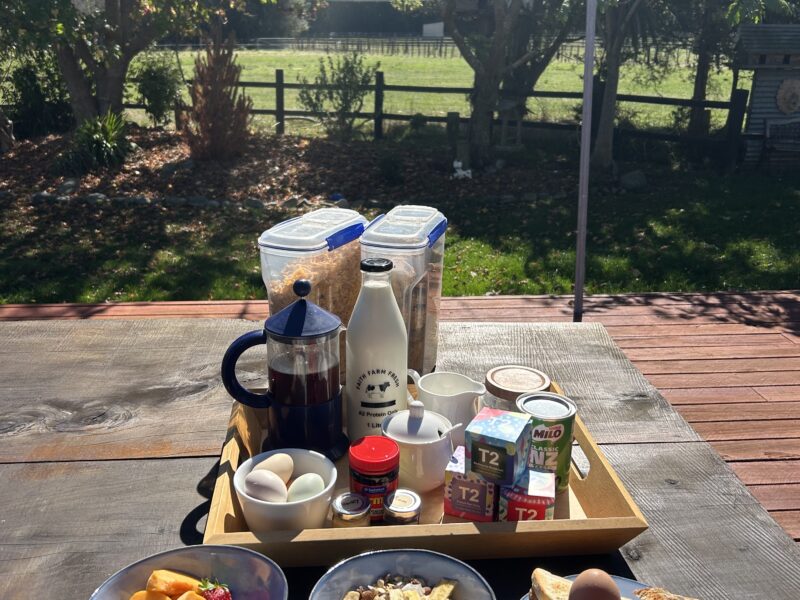 A Tranquil Escape in Te Horo with Hot Tub and breakfast