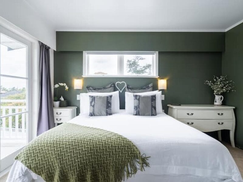 Sunny & Spacious 6-Bedroom Home Overlooking Orewa Estuary