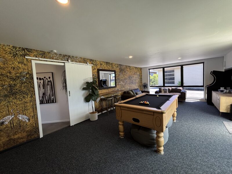 Great for large families - pool, spa, games room!