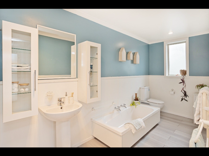 Big bungalow in popular Windsor