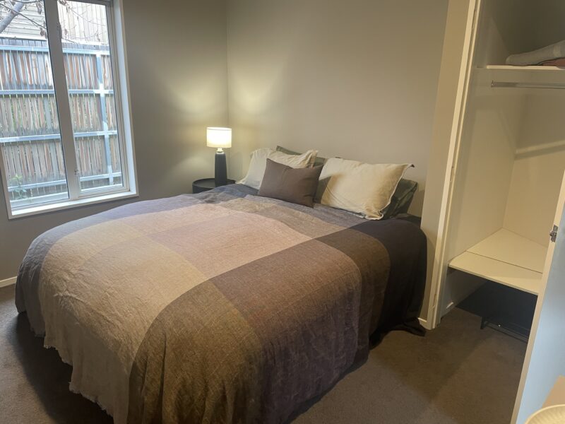 Wanaka comfortable next to Lake