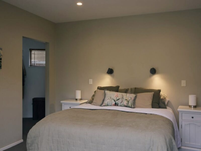 Wanaka comfortable next to Lake