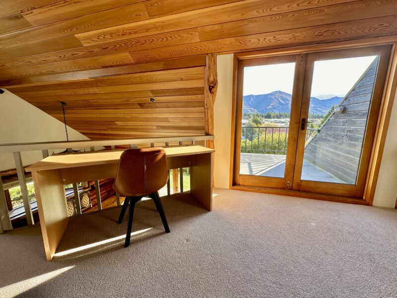 Log Cabin, Views, Walk to Town