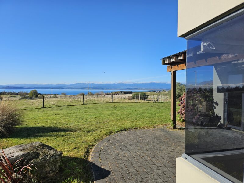 Sweeping Lake View Retreat