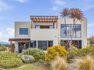 Sweeping Lake View Retreat