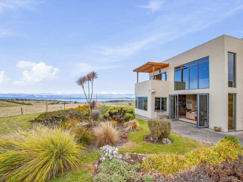 Sweeping Lake View Retreat