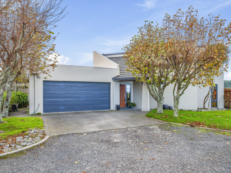 Sweeping Lake View Retreat