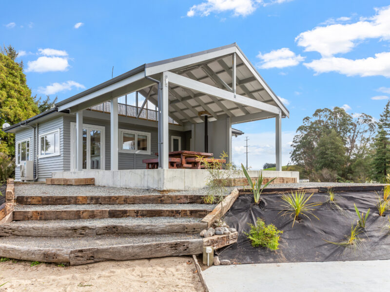 Karapiro Cottage Lake views