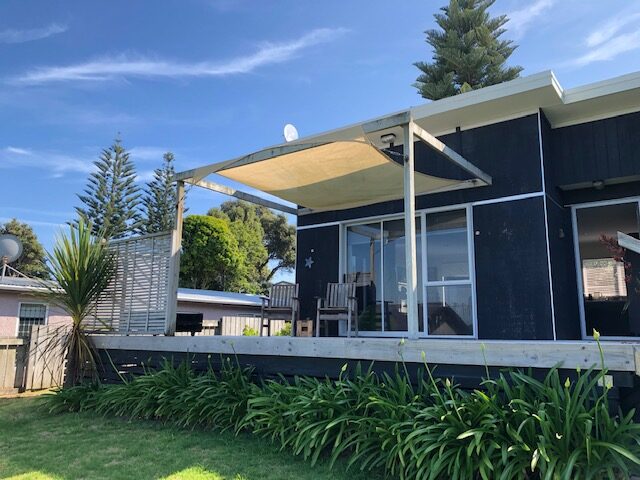 Relax by the water - Waimanaaki