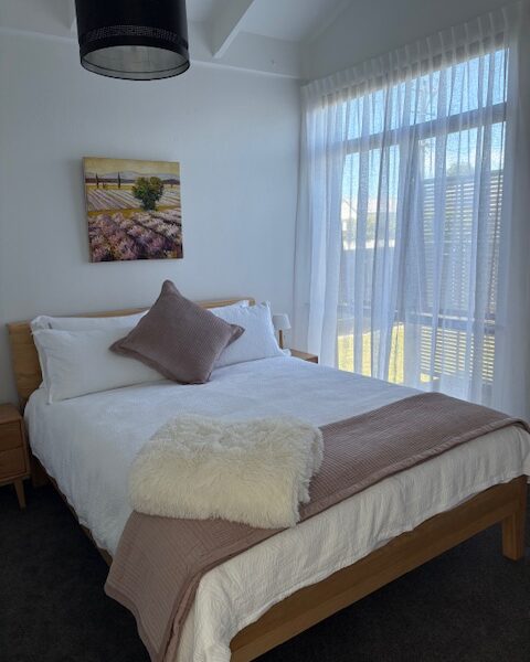 Central Haven: Sunny, Secure & Walk to the River!