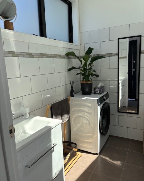 Central Haven: Sunny, Secure & Walk to the River!