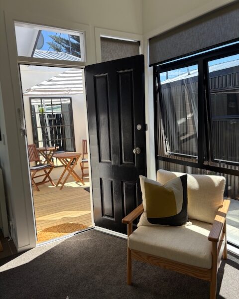 Central Haven: Sunny, Secure & Walk to the River!