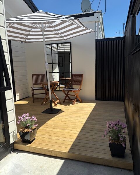 Central Haven: Sunny, Secure & Walk to the River!