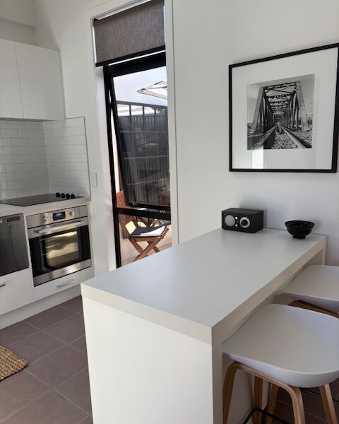 Central Haven: Sunny, Secure & Walk to the River!