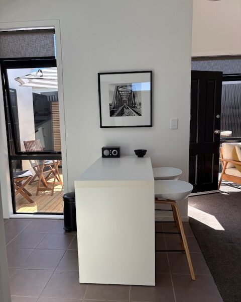 Central Haven: Sunny, Secure & Walk to the River!