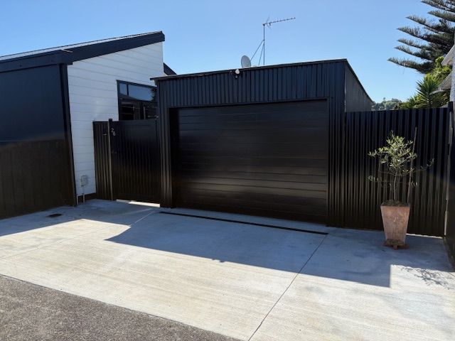 Central Haven: Sunny, Secure & Walk to the River!