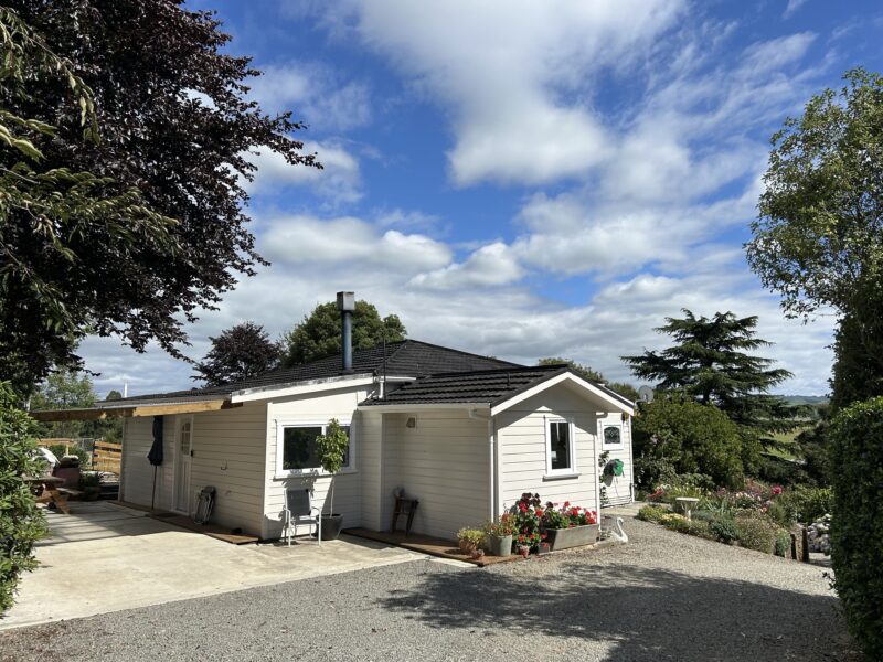 Teaneraki Cottage - Peaceful Cottage in Private Garden Setting