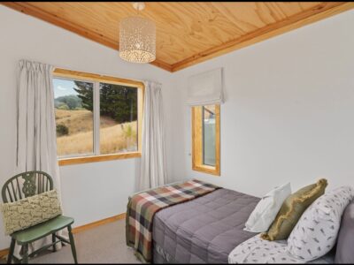 Cosy Coastal Bach with Ocean Views – Close to Gore Bay