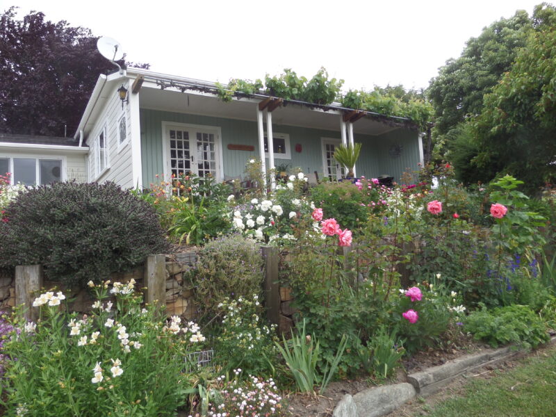 Teaneraki Cottage - Peaceful Cottage in Private Garden Setting