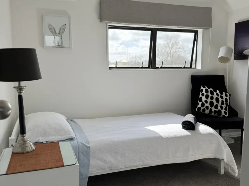 Architecturally Exquisite Terrace End Apartment