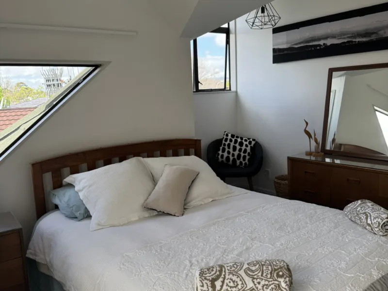 Architecturally Exquisite Terrace End Apartment