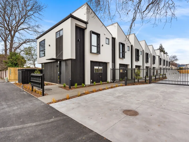 Secure Quiet CBD Townhouse | Free Parking + EV