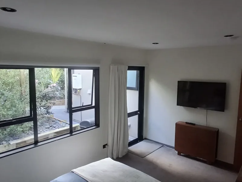 A private 2 roomed apartment with kitchenette & Ensuite. Livingroom doubles as bedro