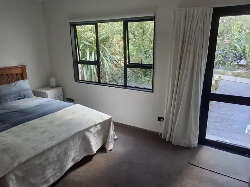 A private 2 roomed apartment with kitchenette & Ensuite. Livingroom doubles as bedro