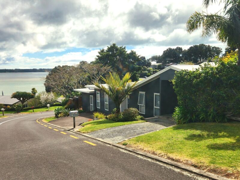 Modern 3BR Coastal Oasis – 15 Mins to Waihi Beach