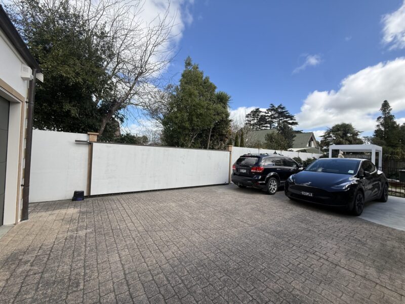 Peaceful architectural 2 bedroom Apartment close to the Lagoon