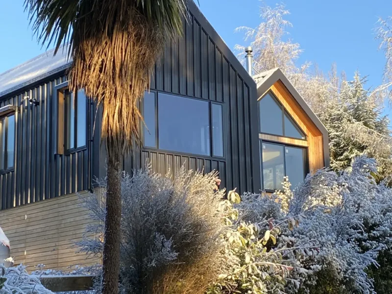Puke Iti - Contemporary Chalet with Spa and Mountain Views