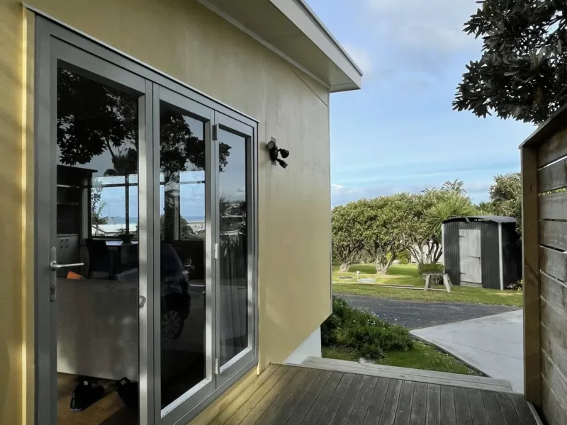 Coastal Bach close to beach and all facilities