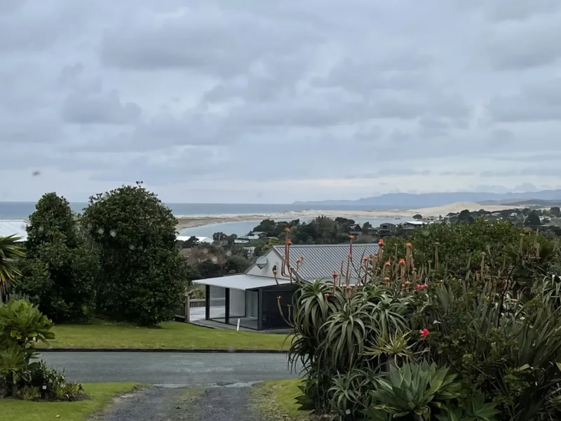 Coastal Bach close to beach and all facilities