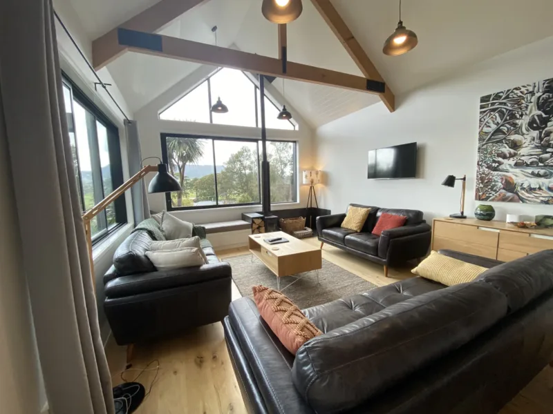Puke Iti - Contemporary Chalet with Spa and Mountain Views