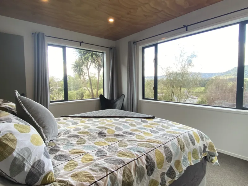 Puke Iti - Contemporary Chalet with Spa and Mountain Views