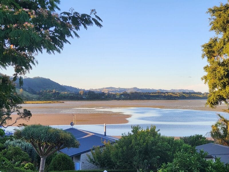 Modern 3BR Coastal Oasis – 15 Mins to Waihi Beach
