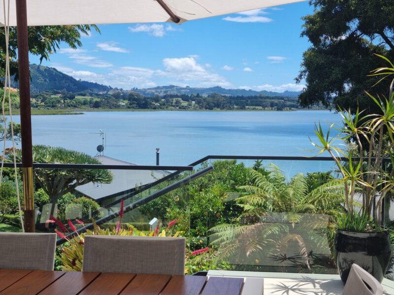 Modern 3BR Coastal Oasis – 15 Mins to Waihi Beach